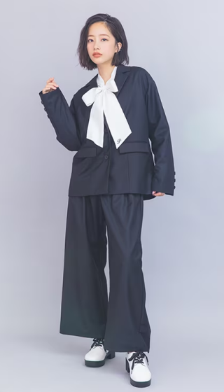 マニッシュなスーツスタイルの卒服コーデ