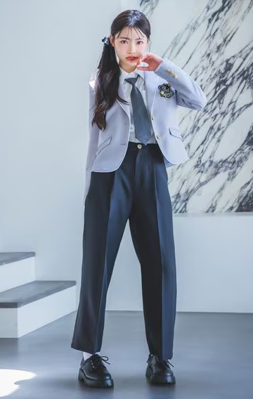 ネイビーパンツにパープルジャケットを合わせた卒服コーデ