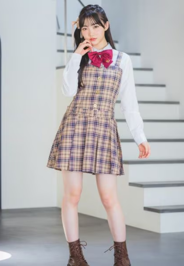 白シャツにジャンパースカートの卒服