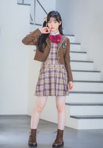 ジャンスカの上からジャケットを羽織った卒服コーデ