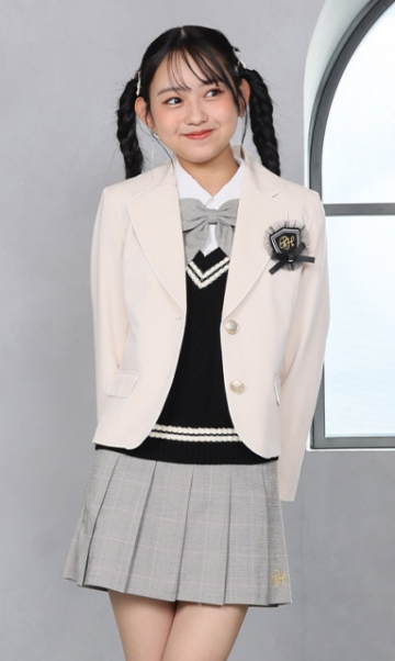 薄いベージュのジャケットにグレーのプリーツスカートを合わせた卒服コーデ