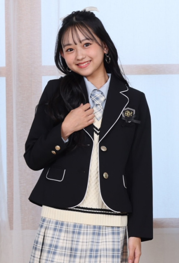 黒ジャケットの卒服コーデ