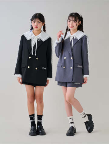 セーラーカラーブラウスの衿をジャケットの上から出したスタイル