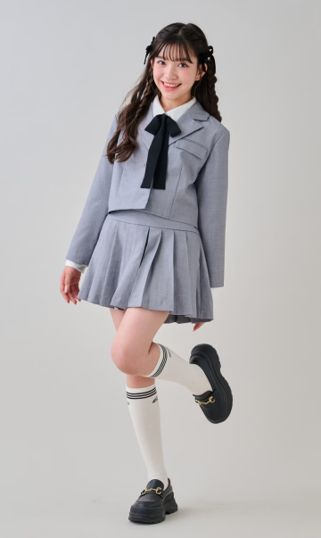 クロップドジャケットにティアードスカートの卒服コーデ