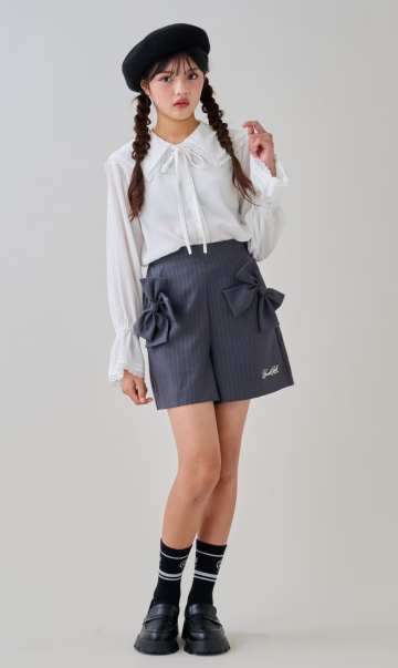 セーラーカラーブラウスにリボン付きショートパンツを合わせた卒服コーデ