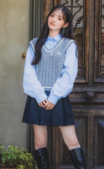 シャツにニットベストを重ね着する卒服スタイル