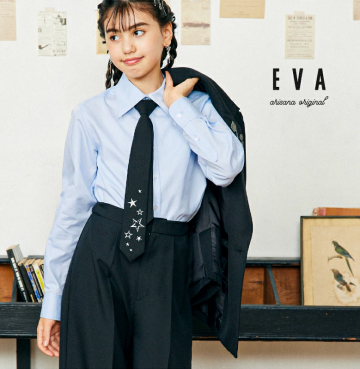 ブラウスブルーにブラックパンツの組み合わせ