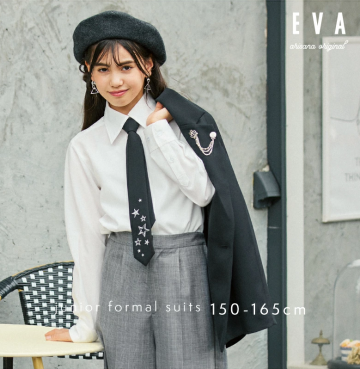 ブラウス白にチェック柄パンツの組み合わせ