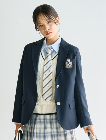 白のニットベストにネイビーのテーラードジャケットを羽織った卒服コーデ