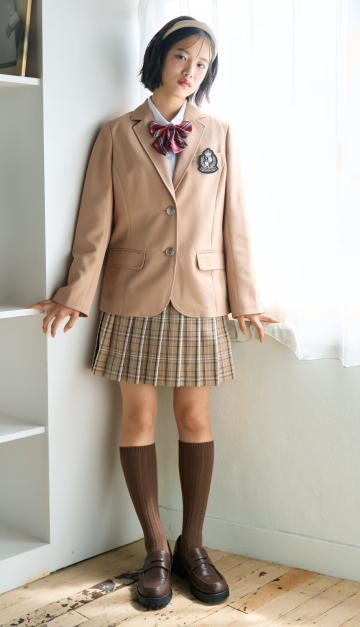 ベージュの卒服ジャケットにチェック柄のスカパンを合わせた卒服コーデ