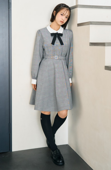 白襟ワンピースにリボンタイの卒服スタイル