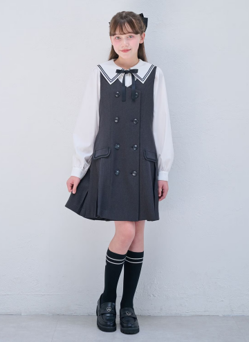 セーラーカラーのブラウスにジャンパースカートを合わせた卒服コーデ