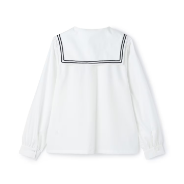 セーラーカラーブラウスを後ろから見たところ