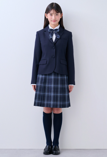 2つ釦ジャケットにチェック柄スカートを合わせた卒服コーデ（ポンポネットジュニア）