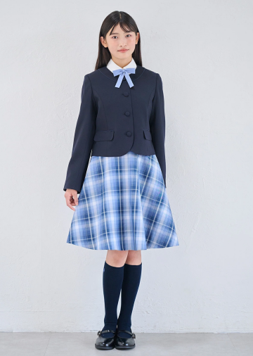 3つ釦ジャケットにチェック柄スカートを合わせた卒服コーデ