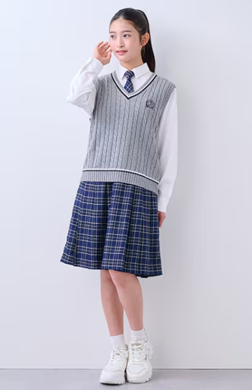 ドッキングワンピースにニットベストを合わせる卒服コーデ（ポンポネットジュニア）