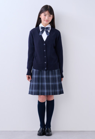 カーディガンにリボンタイの卒服コーデ