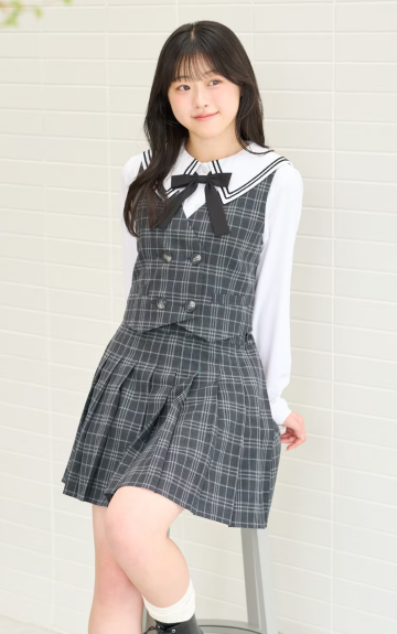 ジャケットを脱いで、ベストとスカートとセットアップのみになったところ