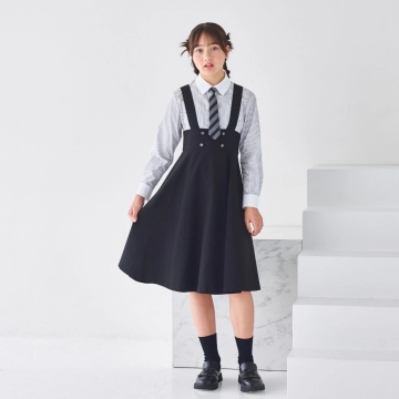 ショートジャケットを脱いでシャツとスカートになったところ