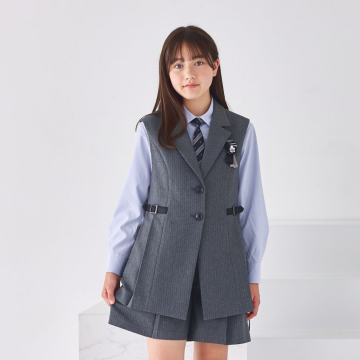 裾プリーツ入りにグレーのジレ