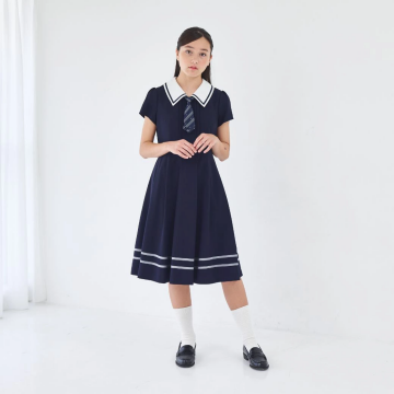 ボレロを脱いで、ワンピースだけになったところ